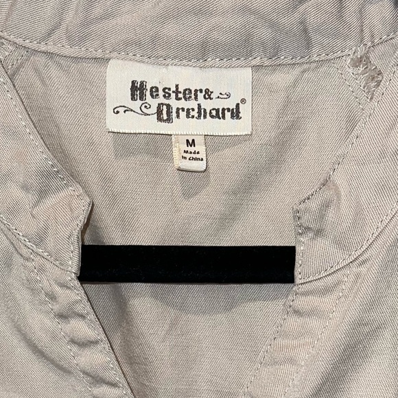 Hester and Orchard Fringed Asymmetrical Hem Light Beige Button-Down Shirt Sz Med - Picture 6 of 6